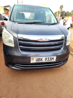 Toyota Noah 2.0 143hp AWD (7 Seater) 2010 Gray