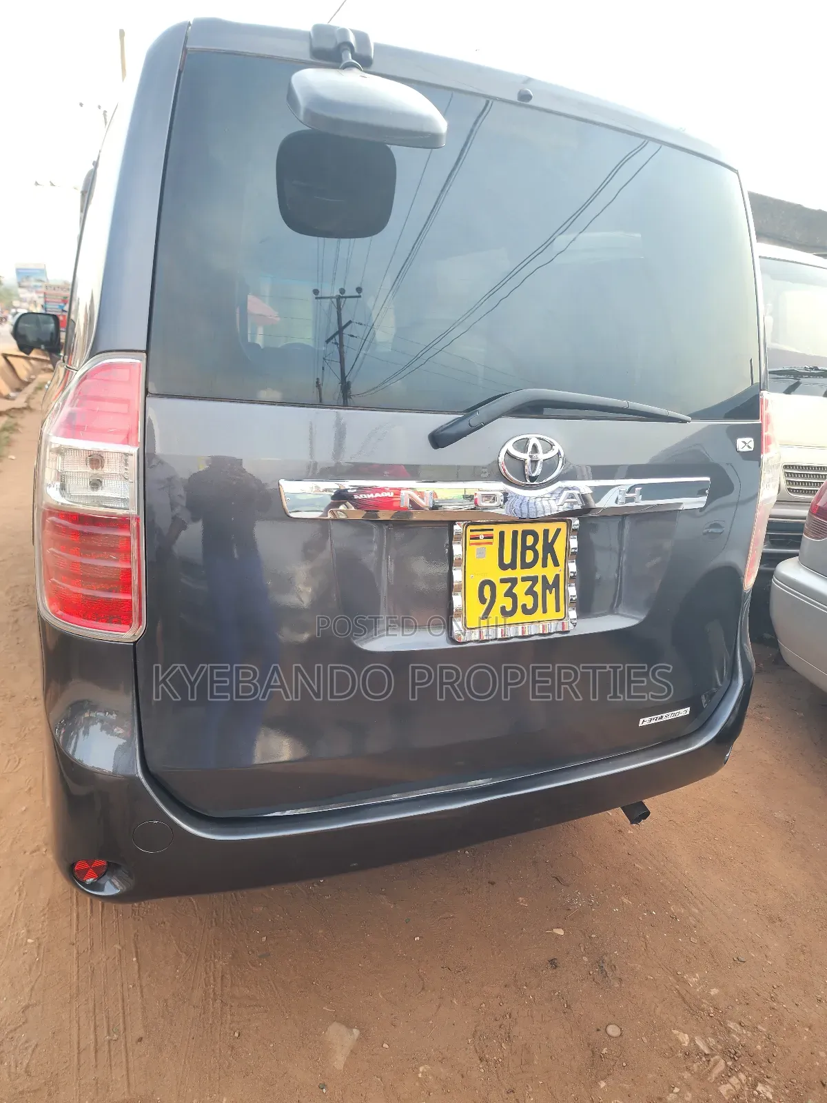 Toyota Noah 2.0 143hp AWD (7 Seater) 2010 Gray