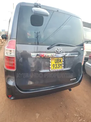 Toyota Noah 2.0 143hp AWD (7 Seater) 2010 Gray