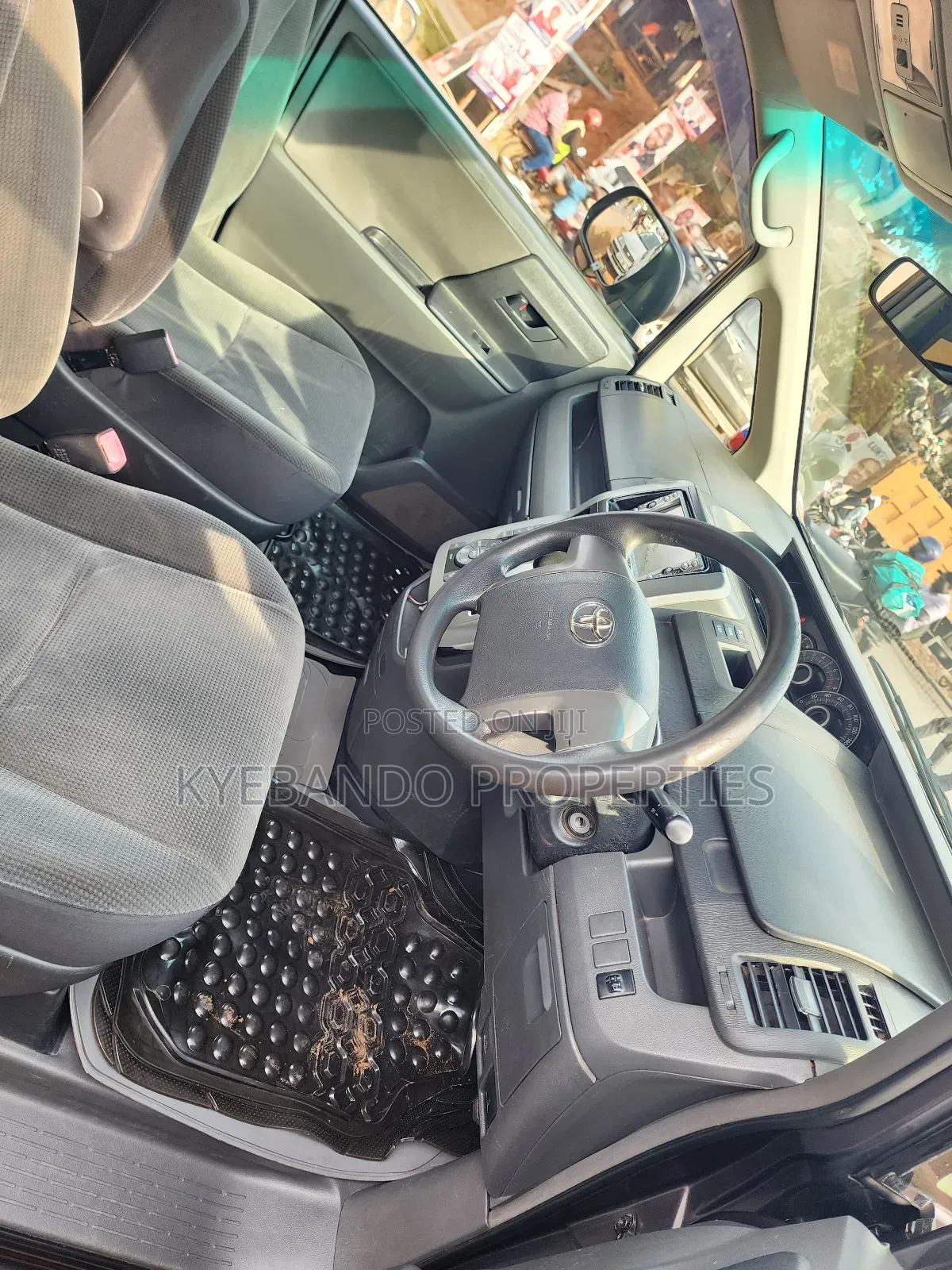 Toyota Noah 2.0 143hp AWD (7 Seater) 2010 Gray