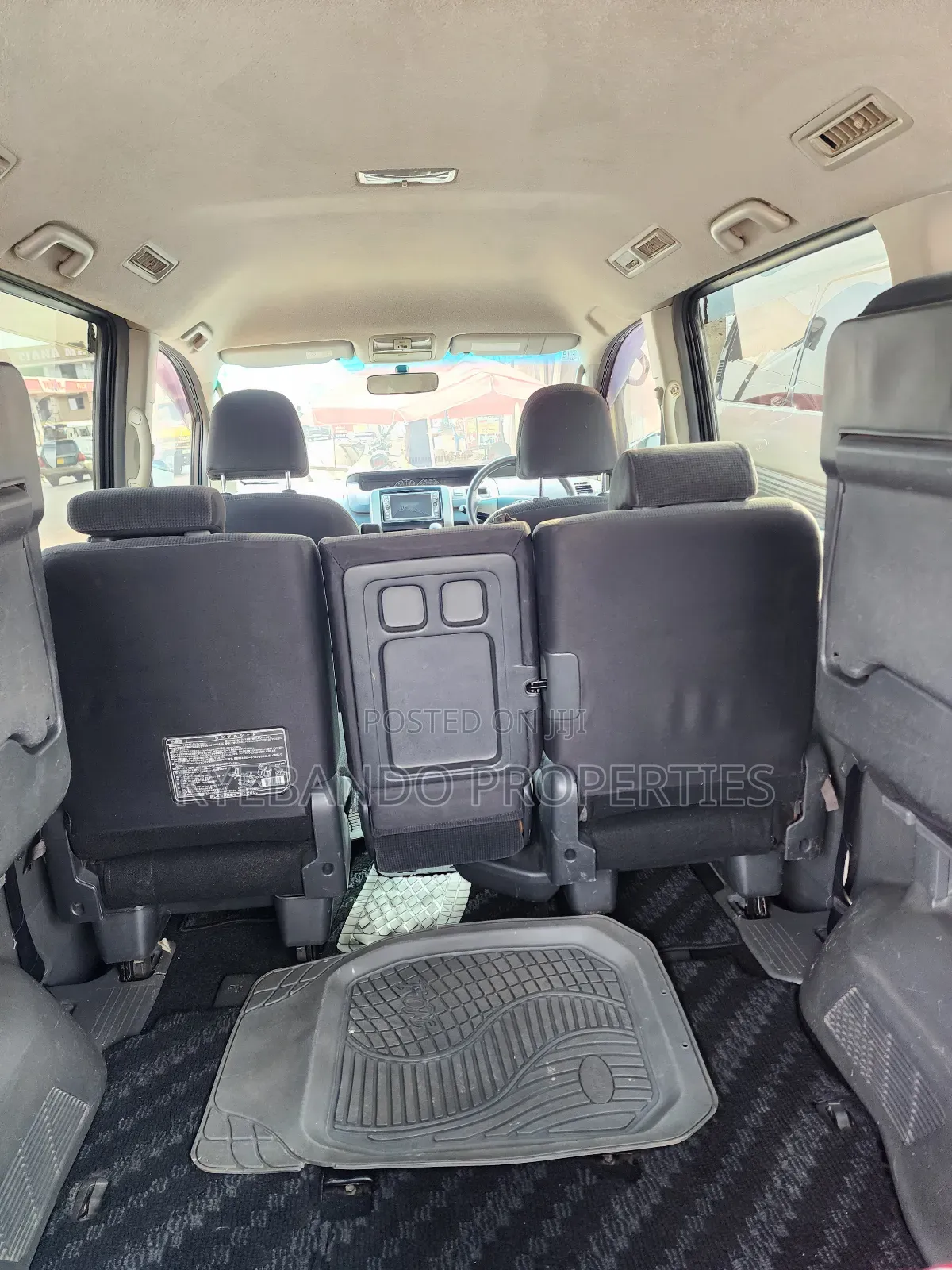 Toyota Noah 2.0 143hp AWD (7 Seater) 2010 Gray
