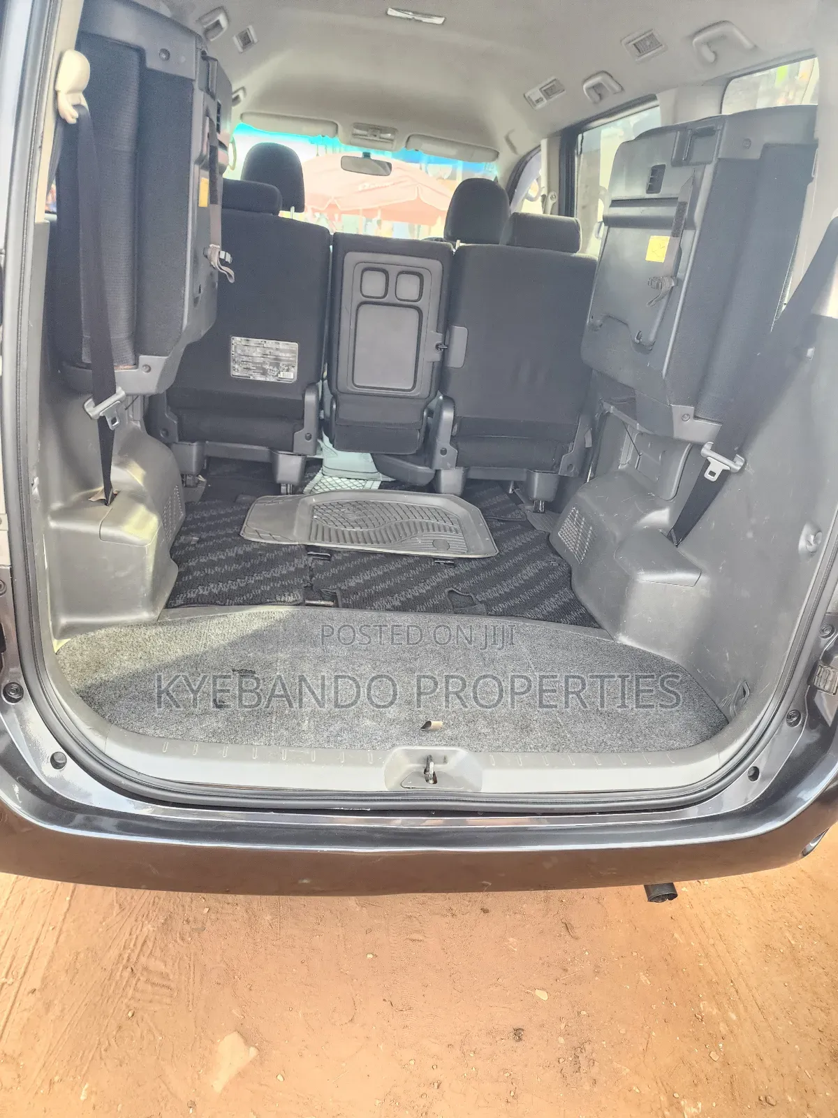 Toyota Noah 2.0 143hp AWD (7 Seater) 2010 Gray