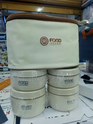 Insulated Food Containers With a Matching Thermal Carrying Bag.