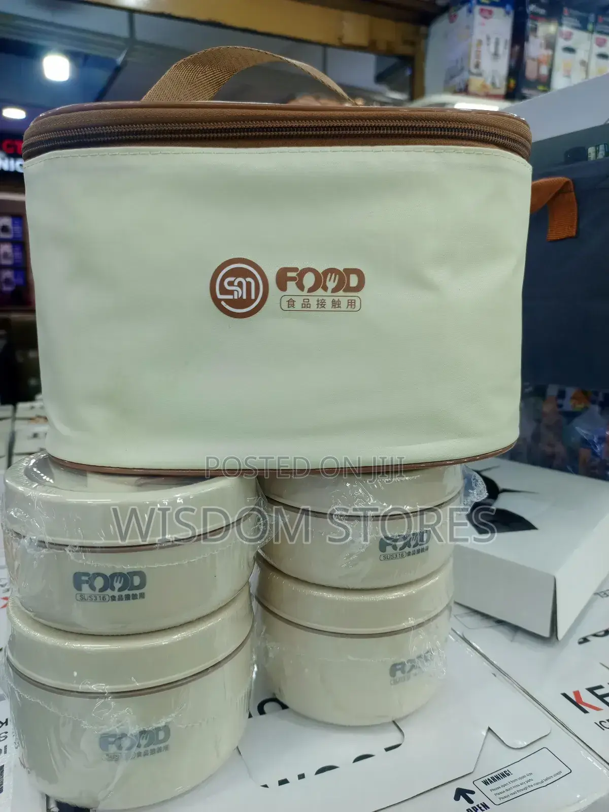 Insulated Food Containers With a Matching Thermal Carrying Bag.