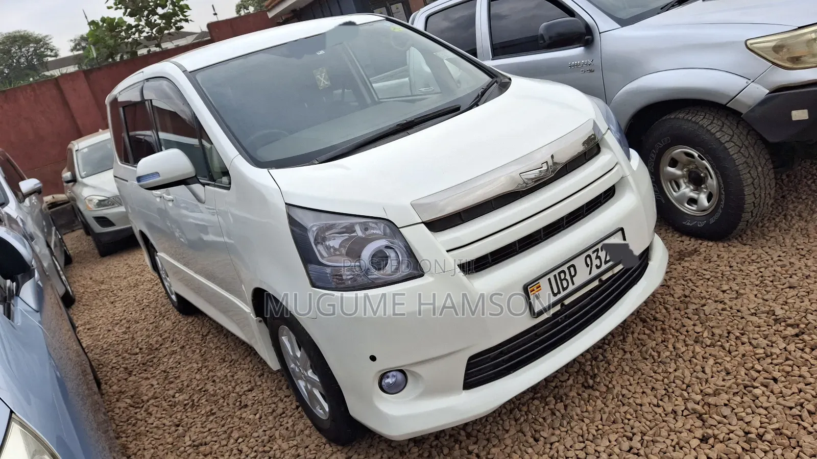 Toyota Noah 2.0 143hp AWD (8 Seater) 2010 White
