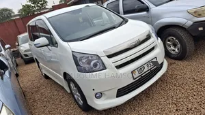Toyota Noah 2.0 143hp AWD (8 Seater) 2010 White