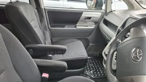 Toyota Noah 2.0 143hp AWD (8 Seater) 2010 White