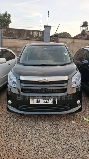 Toyota Noah 2.0 143hp AWD (7 Seater) 2010 Black