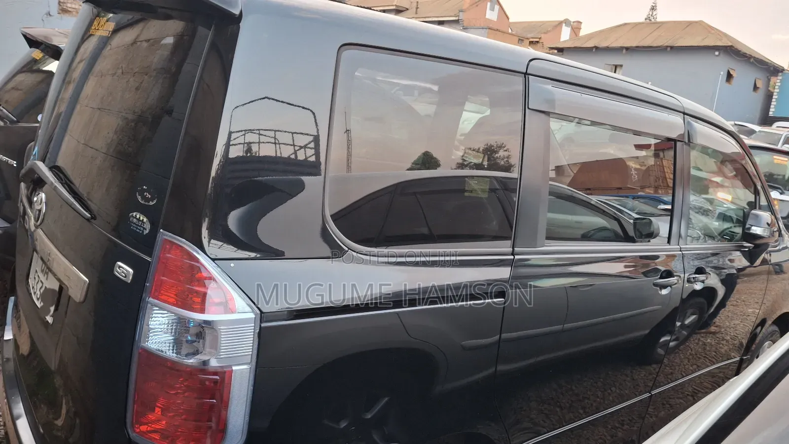 Toyota Noah 2.0 143hp AWD (7 Seater) 2010 Black