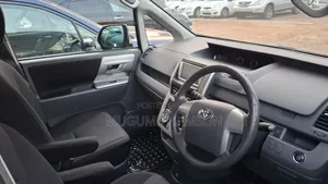 Toyota Noah 2.0 143hp AWD (7 Seater) 2010 Black
