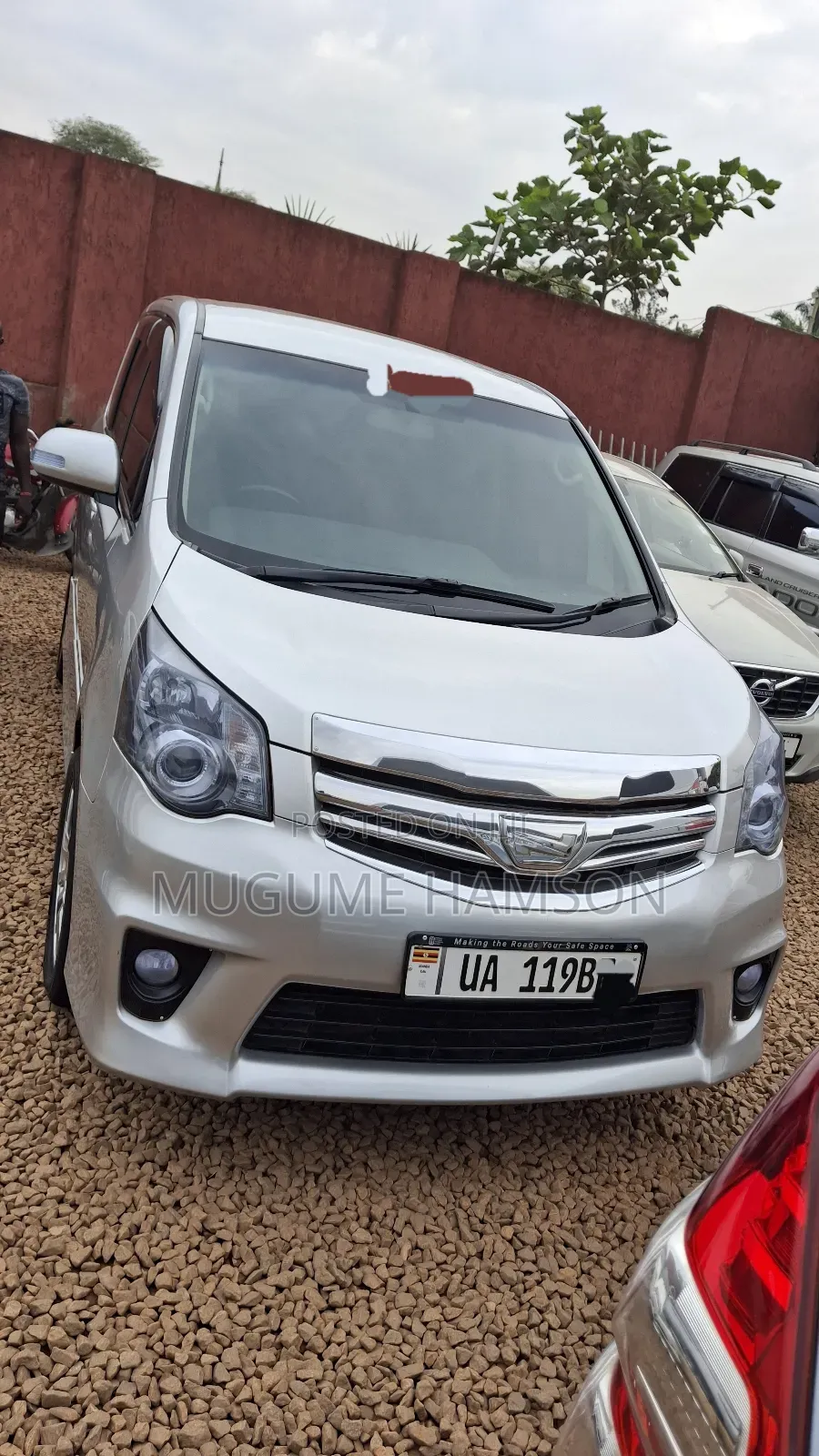 Toyota Noah 2.0 143hp AWD (8 Seater) 2013 Silver
