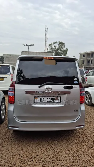 Toyota Noah 2.0 143hp AWD (8 Seater) 2013 Silver