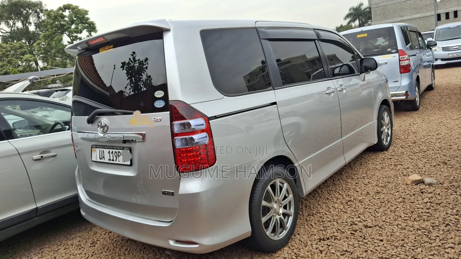 Toyota Noah 2.0 143hp AWD (8 Seater) 2013 Silver