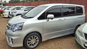 Toyota Noah 2.0 143hp AWD (8 Seater) 2013 Silver
