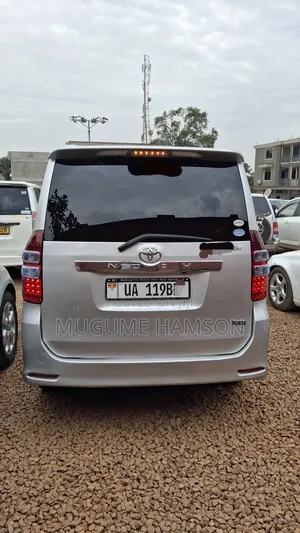 Toyota Noah 2.0 143hp AWD (8 Seater) 2013 Silver