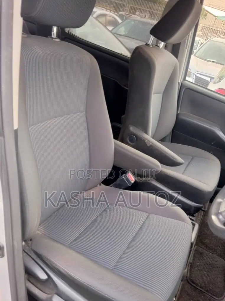 Toyota Noah 2016 Silver