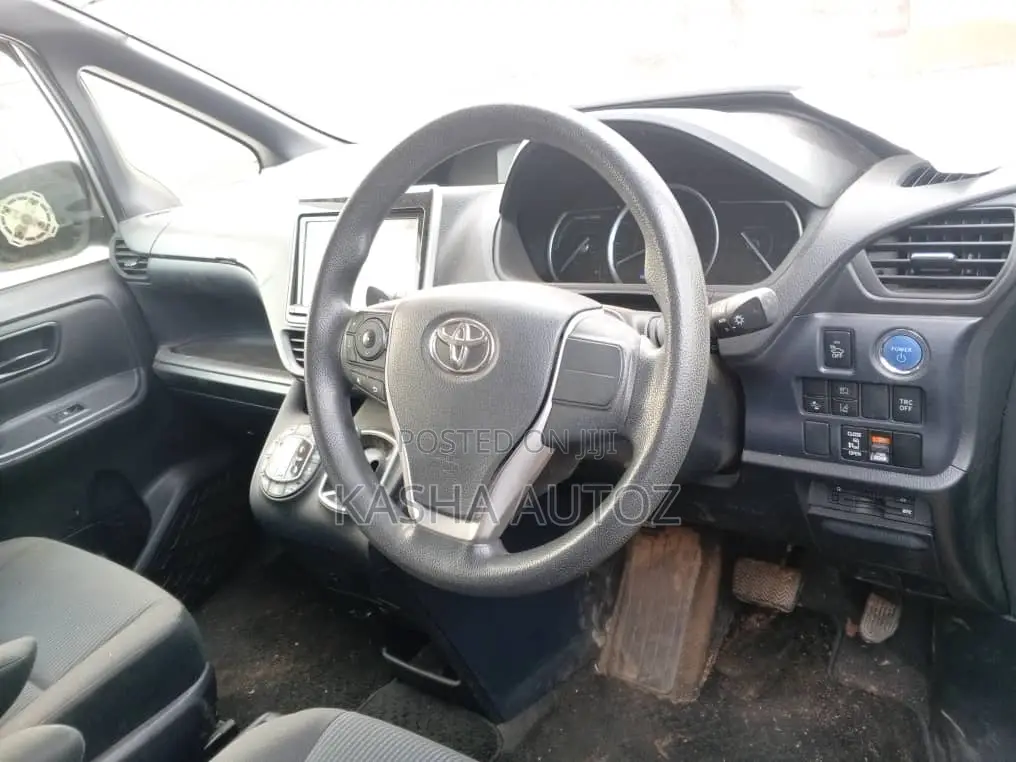 Toyota Noah 2016 Silver