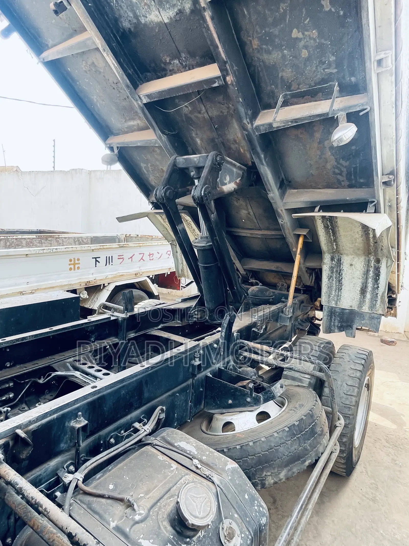 Hino Dumper 2lights 1991 White