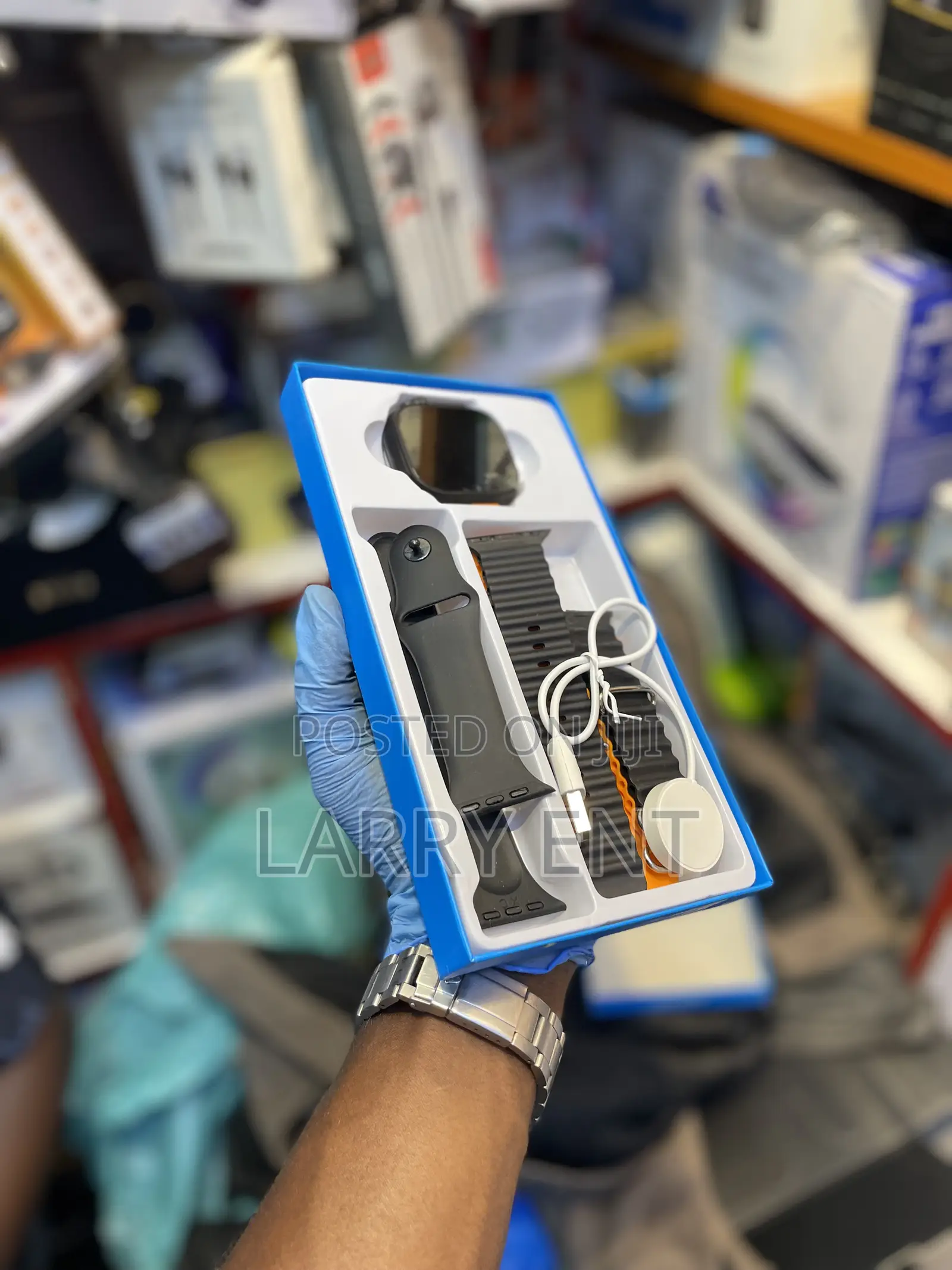 Brand New Ultra 3 Smartwatch – 3 Extra Straps + Wireless Charging