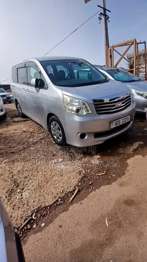 Toyota Noah 2010 Silver