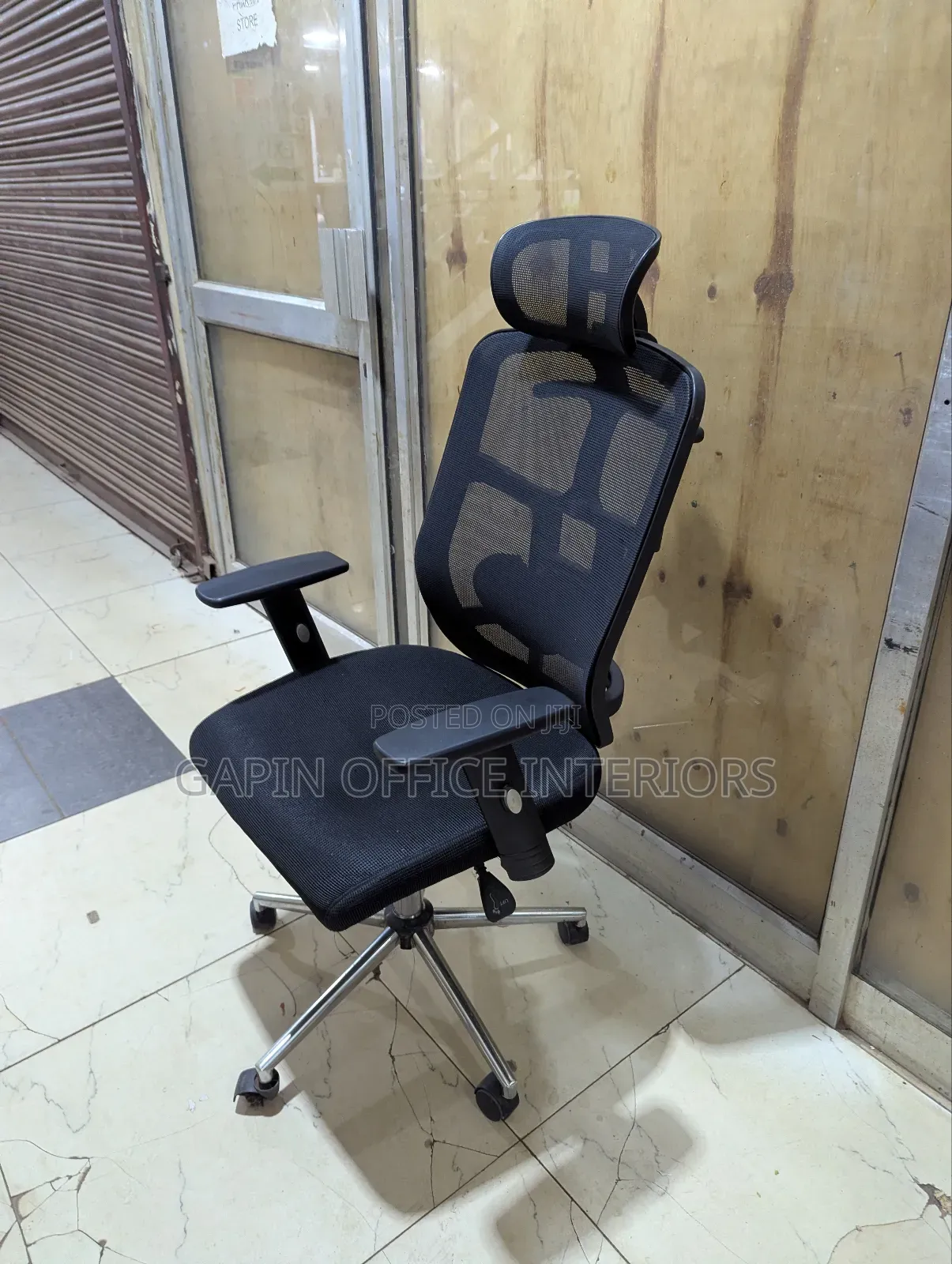Headrest Office Chair With a Mesh Back, Adjustable Back and Height