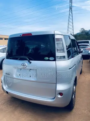 Toyota Sienta 2013 Silver