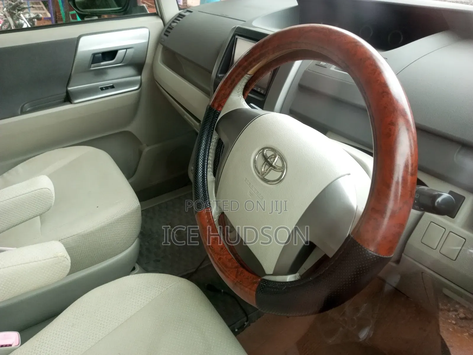Toyota Noah 2012 White