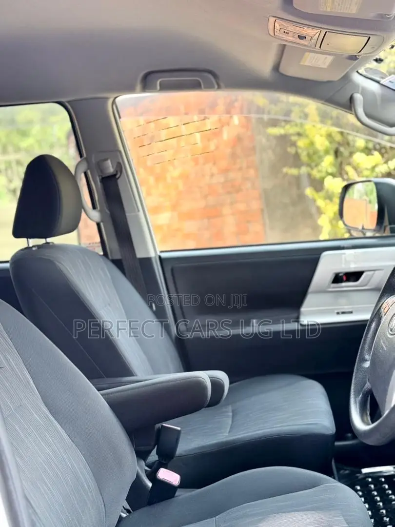 Toyota Noah 2.0 143hp AWD (8 Seater) 2010 Pearl