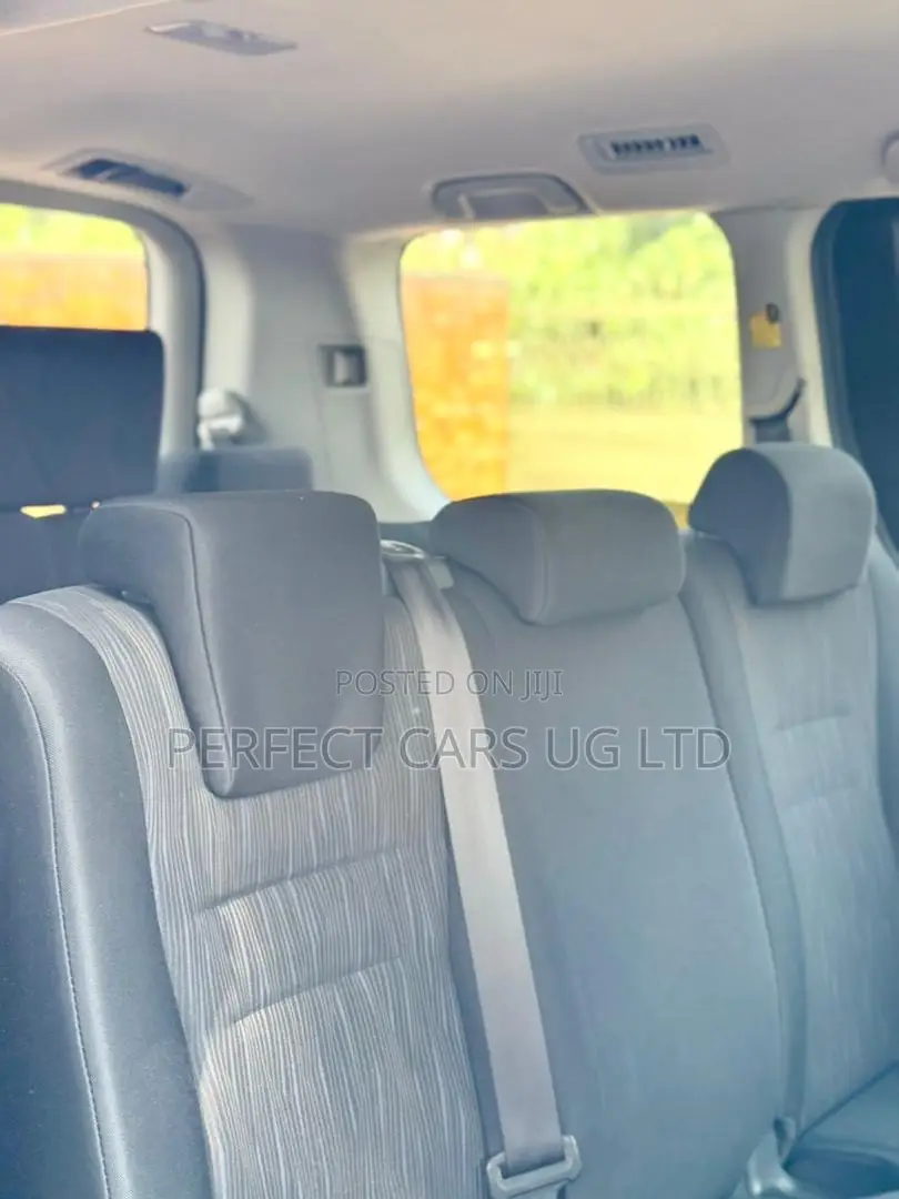 Toyota Noah 2.0 143hp AWD (8 Seater) 2010 Pearl