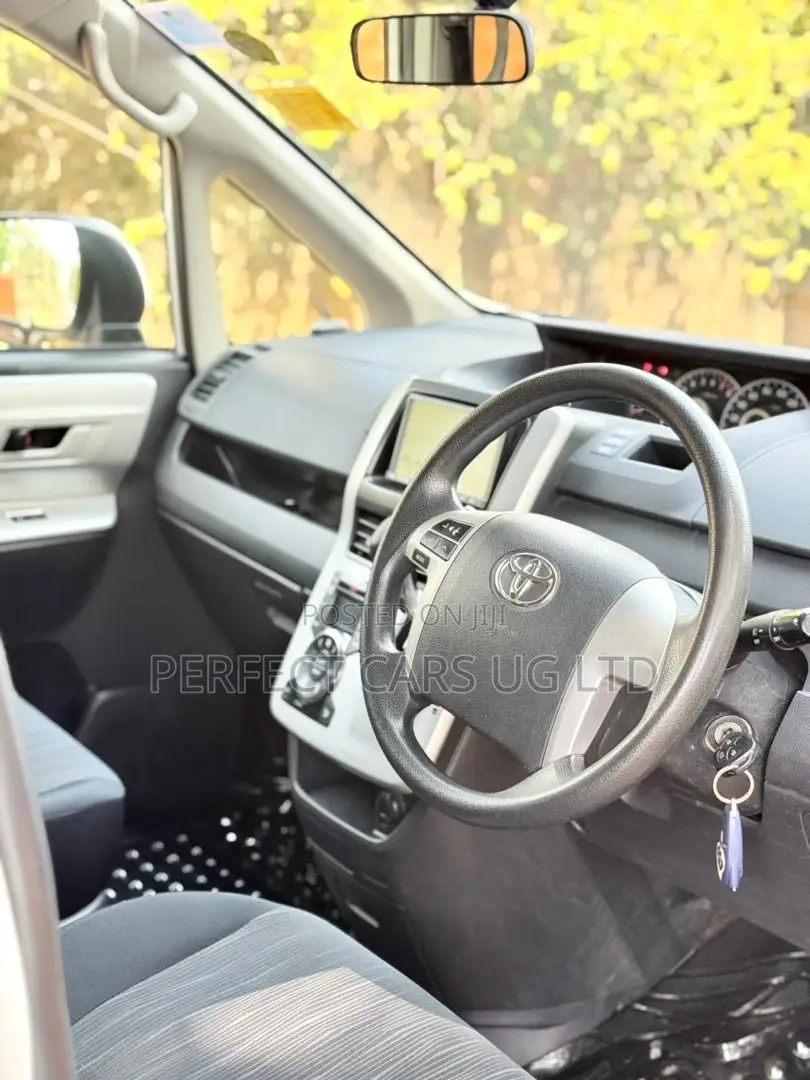 Toyota Noah 2.0 143hp AWD (8 Seater) 2010 Pearl