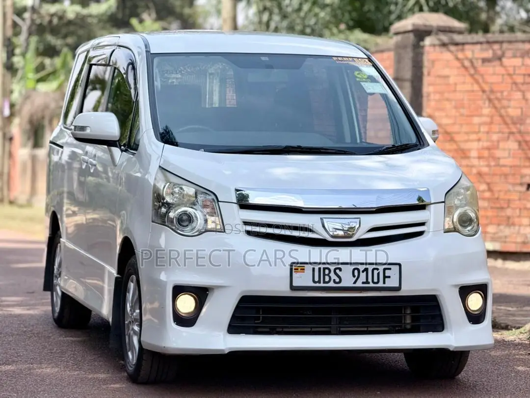 Toyota Noah 2.0 143hp AWD (8 Seater) 2010 Pearl