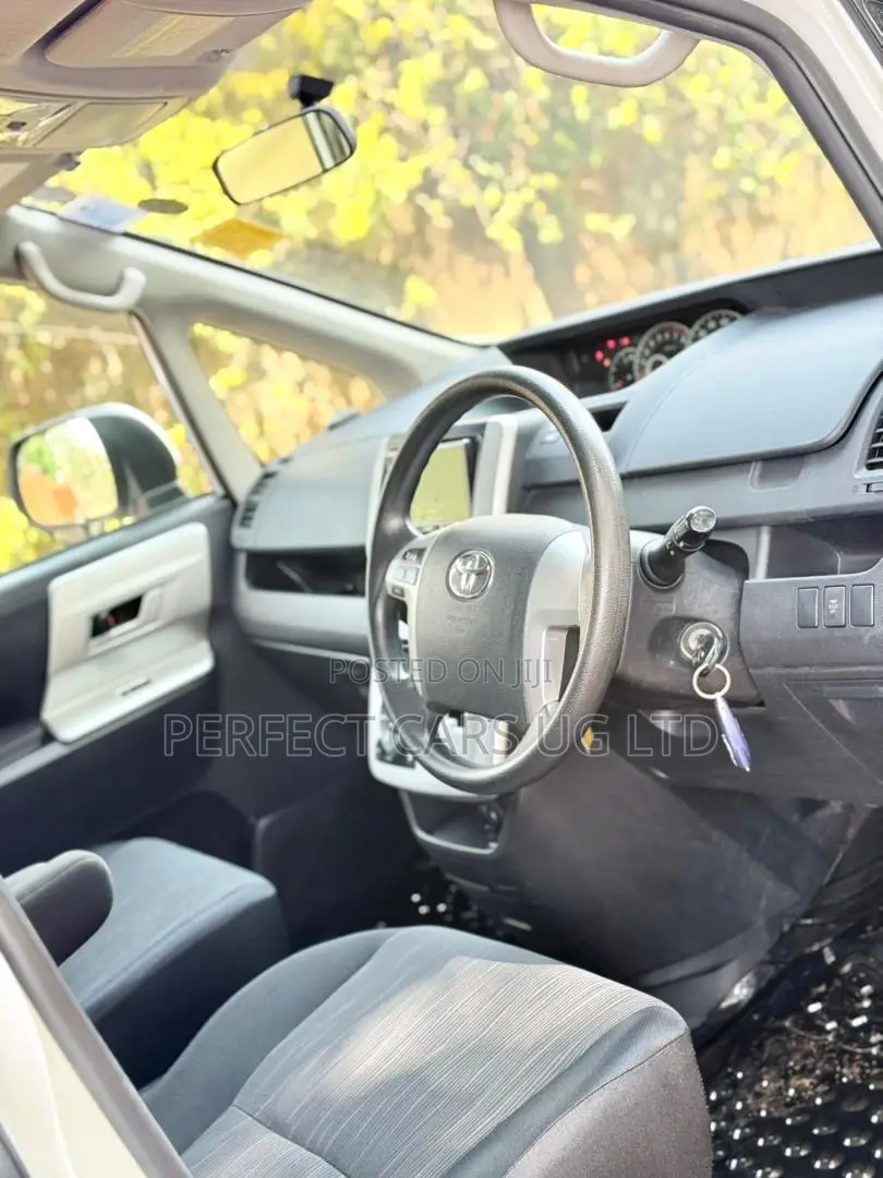 Toyota Noah 2.0 143hp AWD (8 Seater) 2010 Pearl