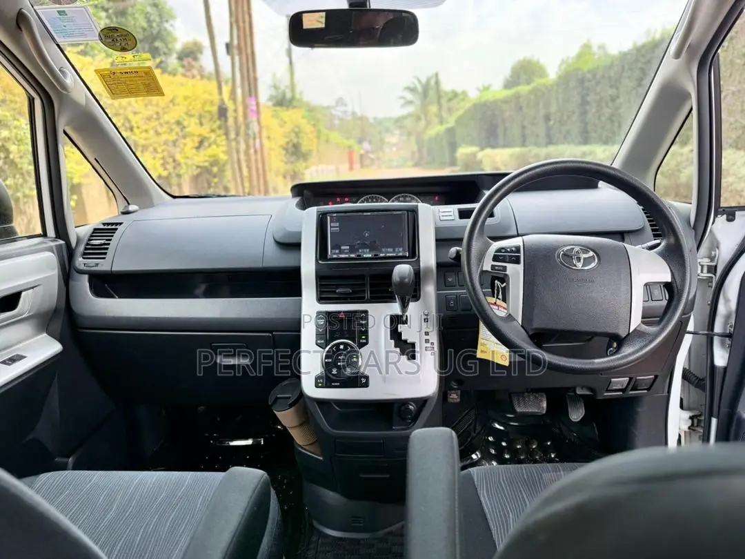 Toyota Noah 2.0 143hp AWD (8 Seater) 2010 Pearl