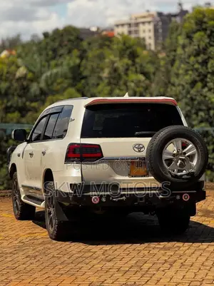 Toyota Land Cruiser 2017 White