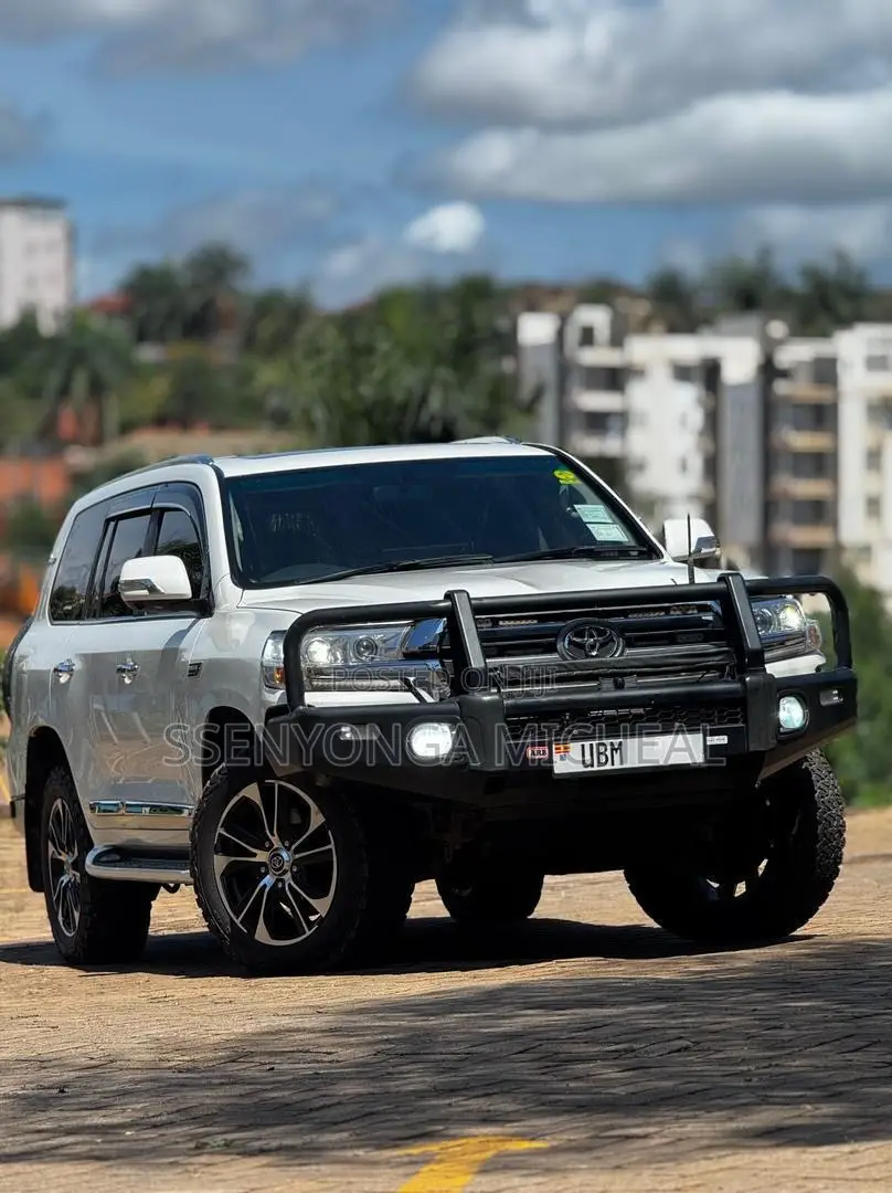 Toyota Land Cruiser 2017 White