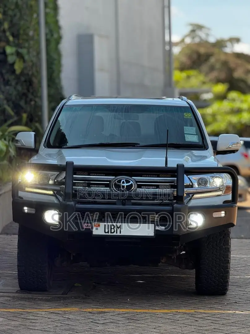 Toyota Land Cruiser 2017 White