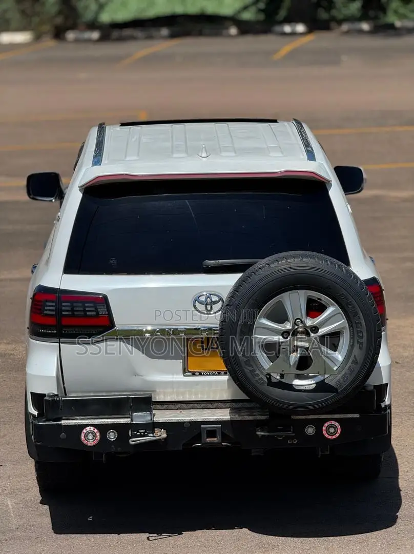 Toyota Land Cruiser 2017 White