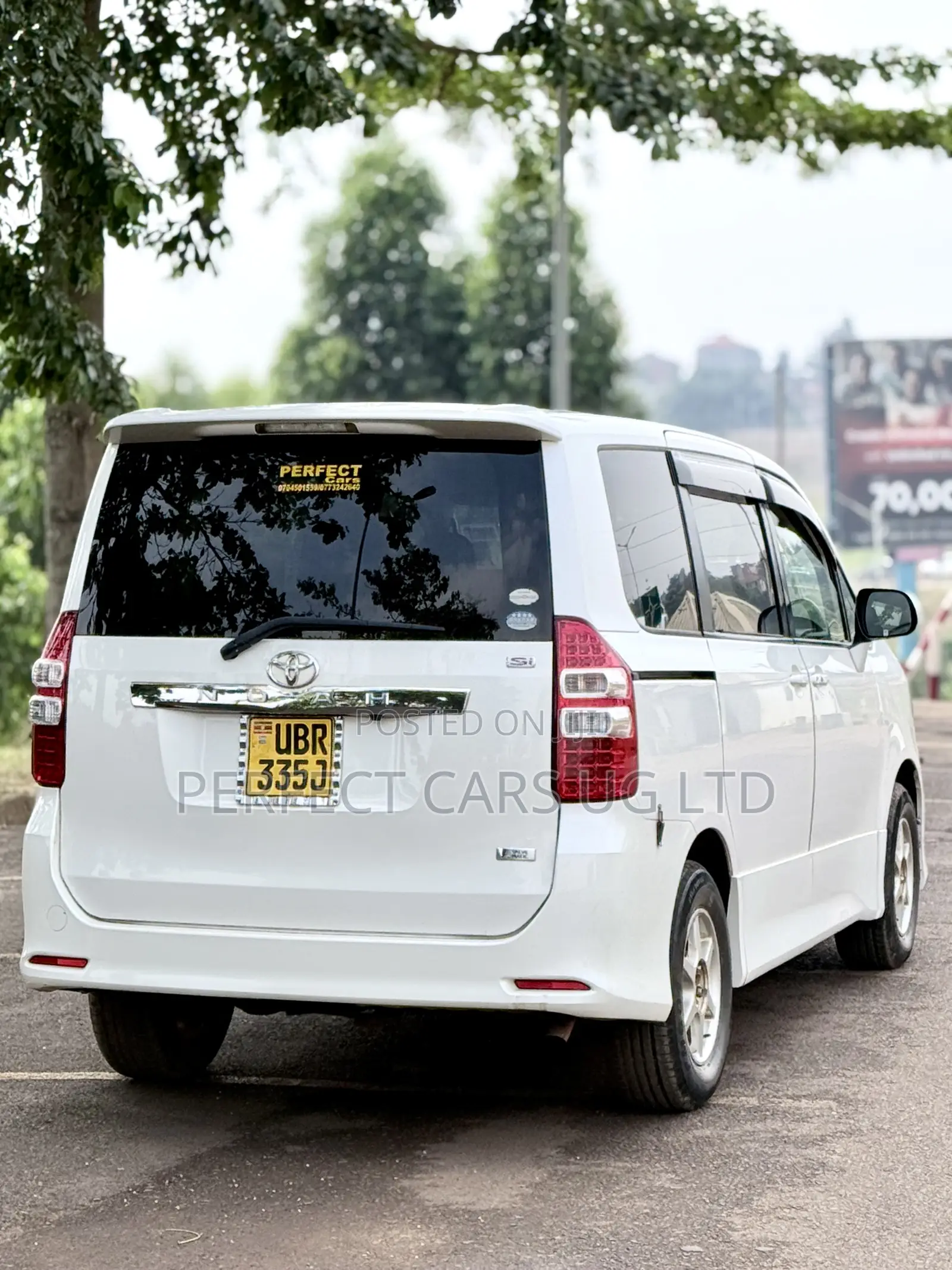 Toyota Noah 2.0 143hp AWD (7 Seater) 2011 Off white