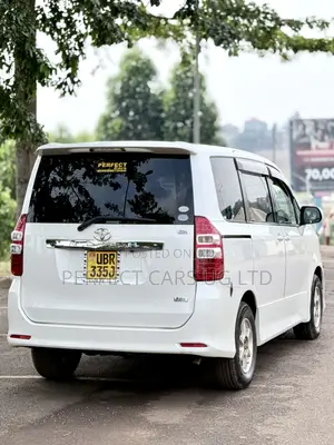 Toyota Noah 2.0 143hp AWD (7 Seater) 2011 Off white