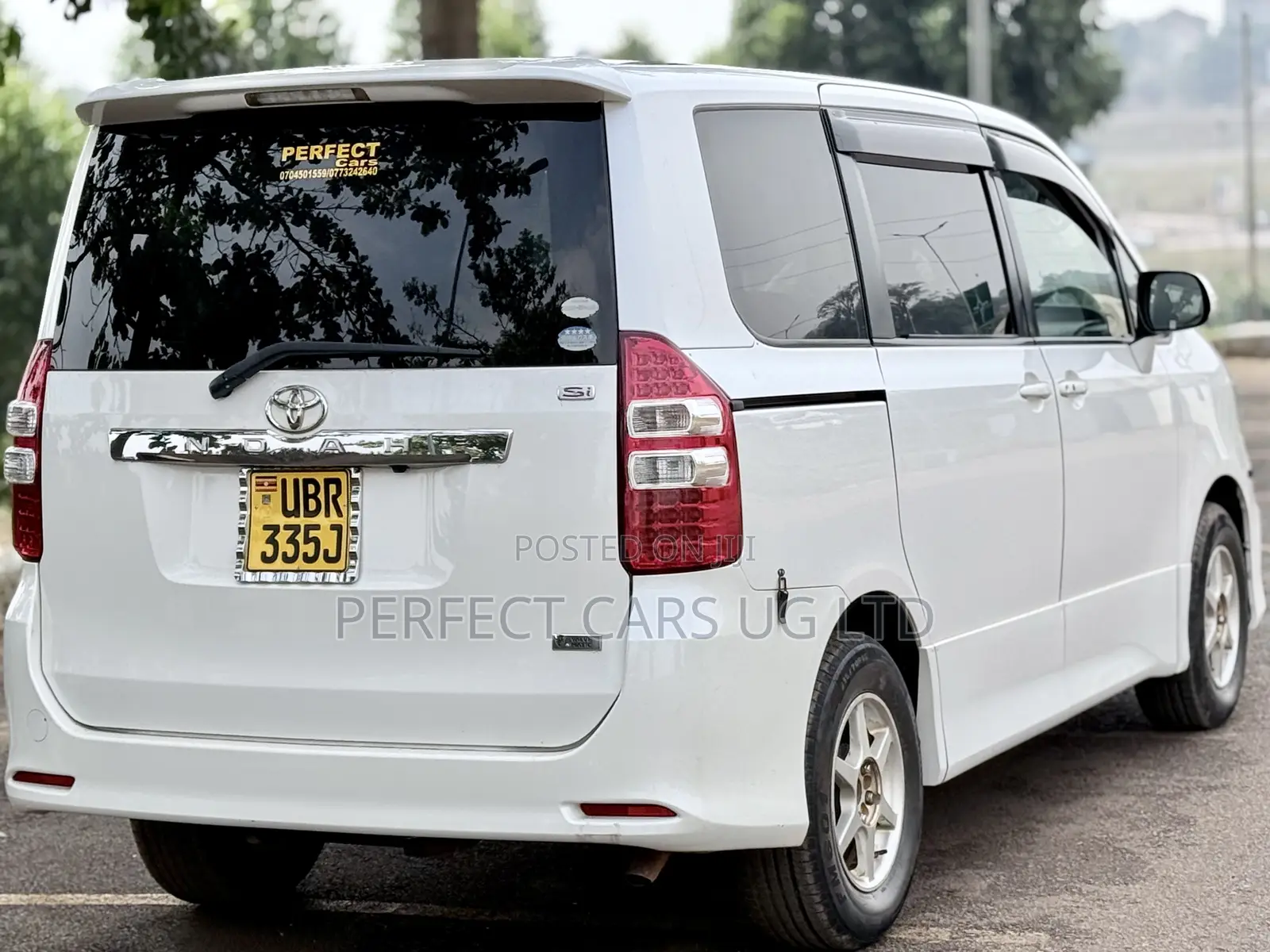 Toyota Noah 2.0 143hp AWD (7 Seater) 2011 Off white