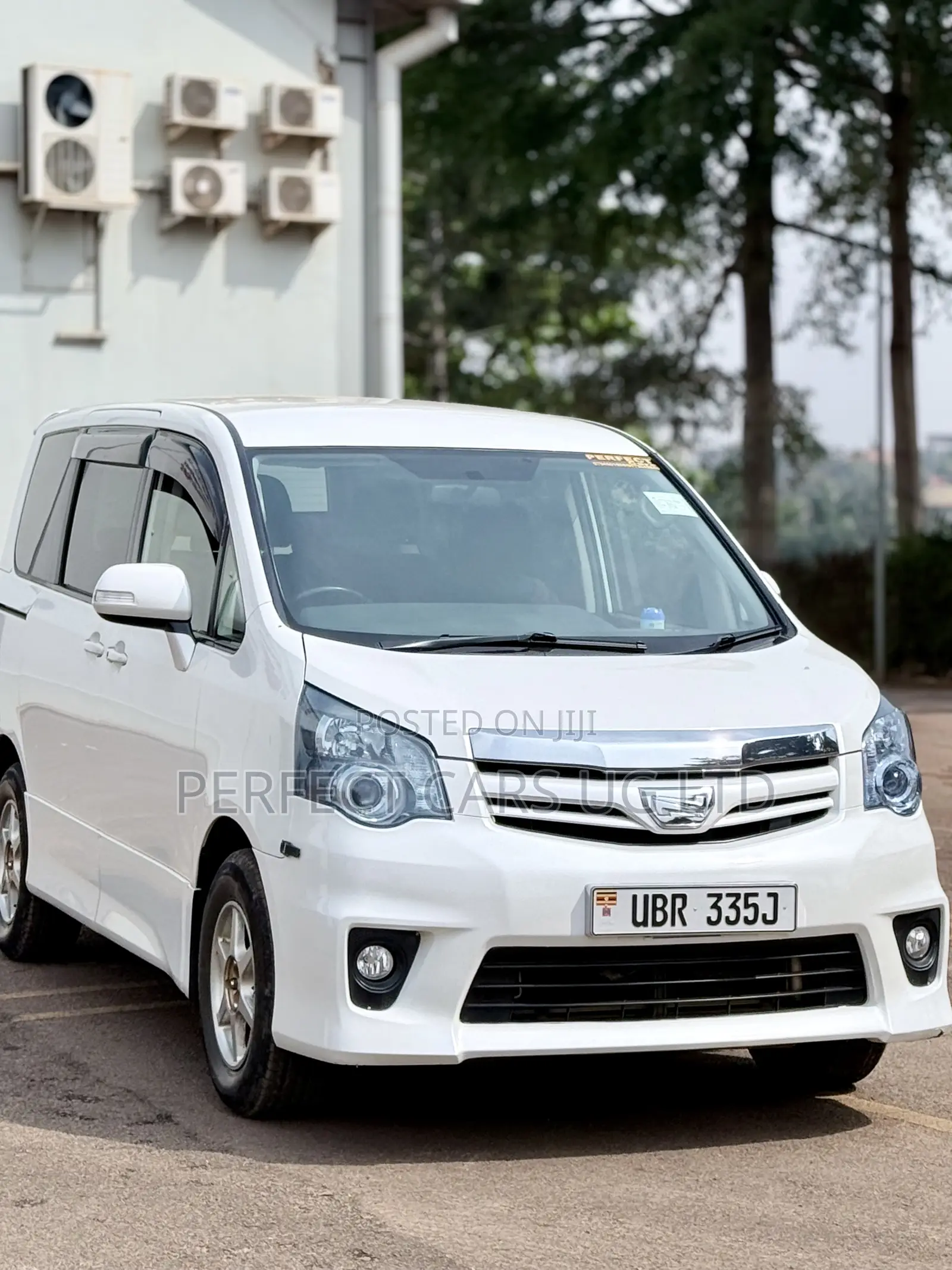 Toyota Noah 2.0 143hp AWD (7 Seater) 2011 Off white