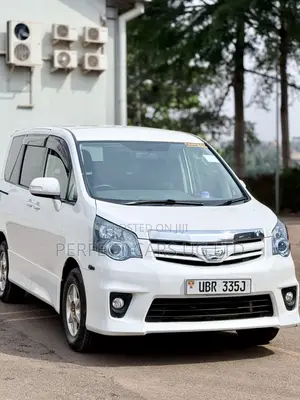Toyota Noah 2.0 143hp AWD (7 Seater) 2011 Off white