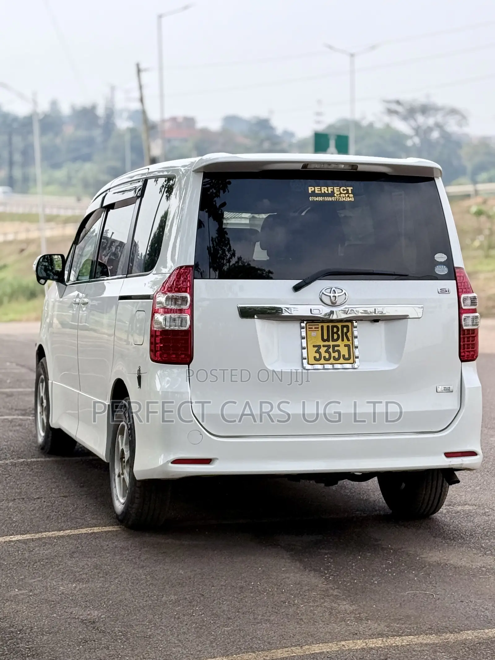Toyota Noah 2.0 143hp AWD (7 Seater) 2011 Off white