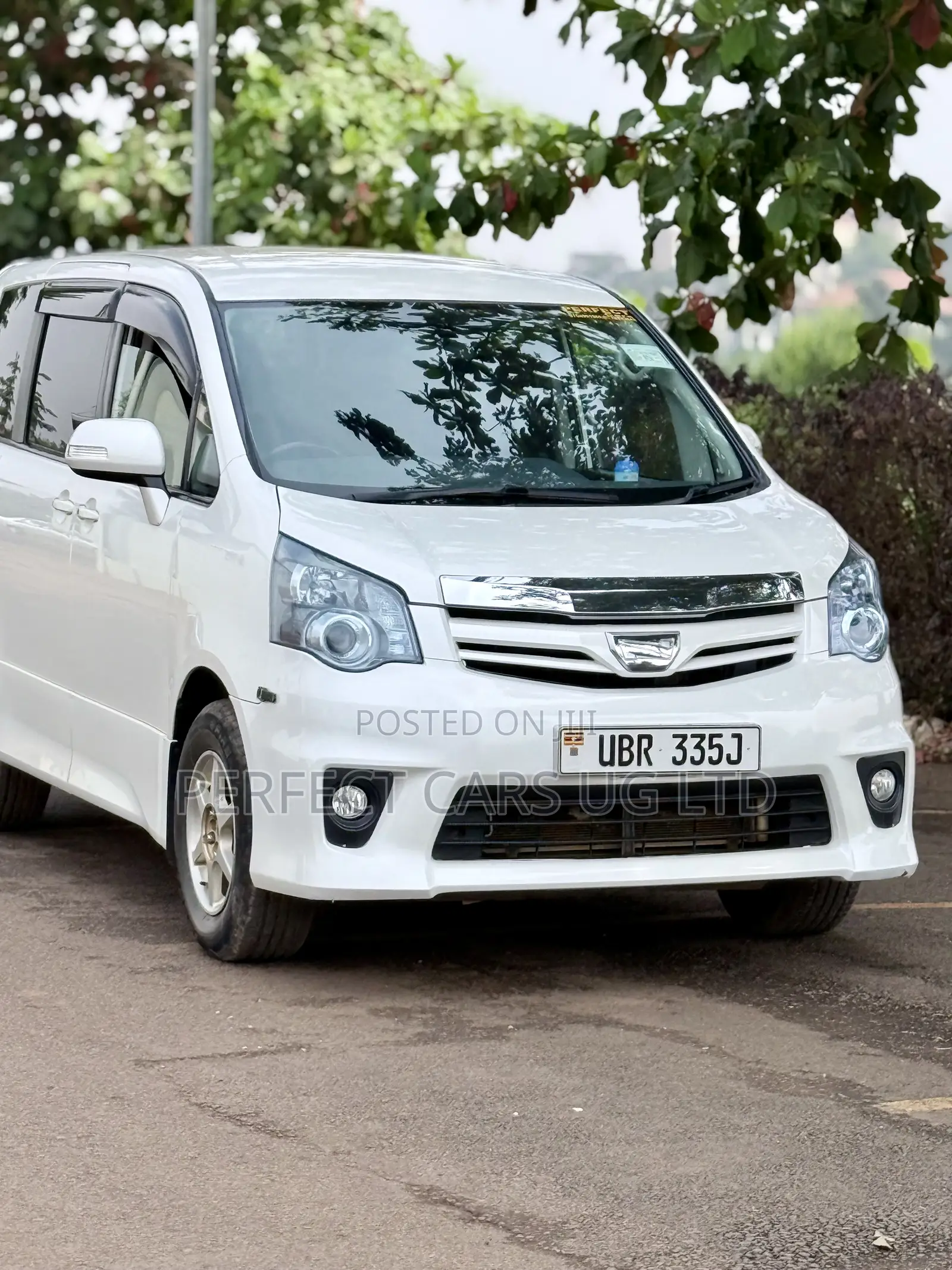 Toyota Noah 2.0 143hp AWD (7 Seater) 2011 Off white