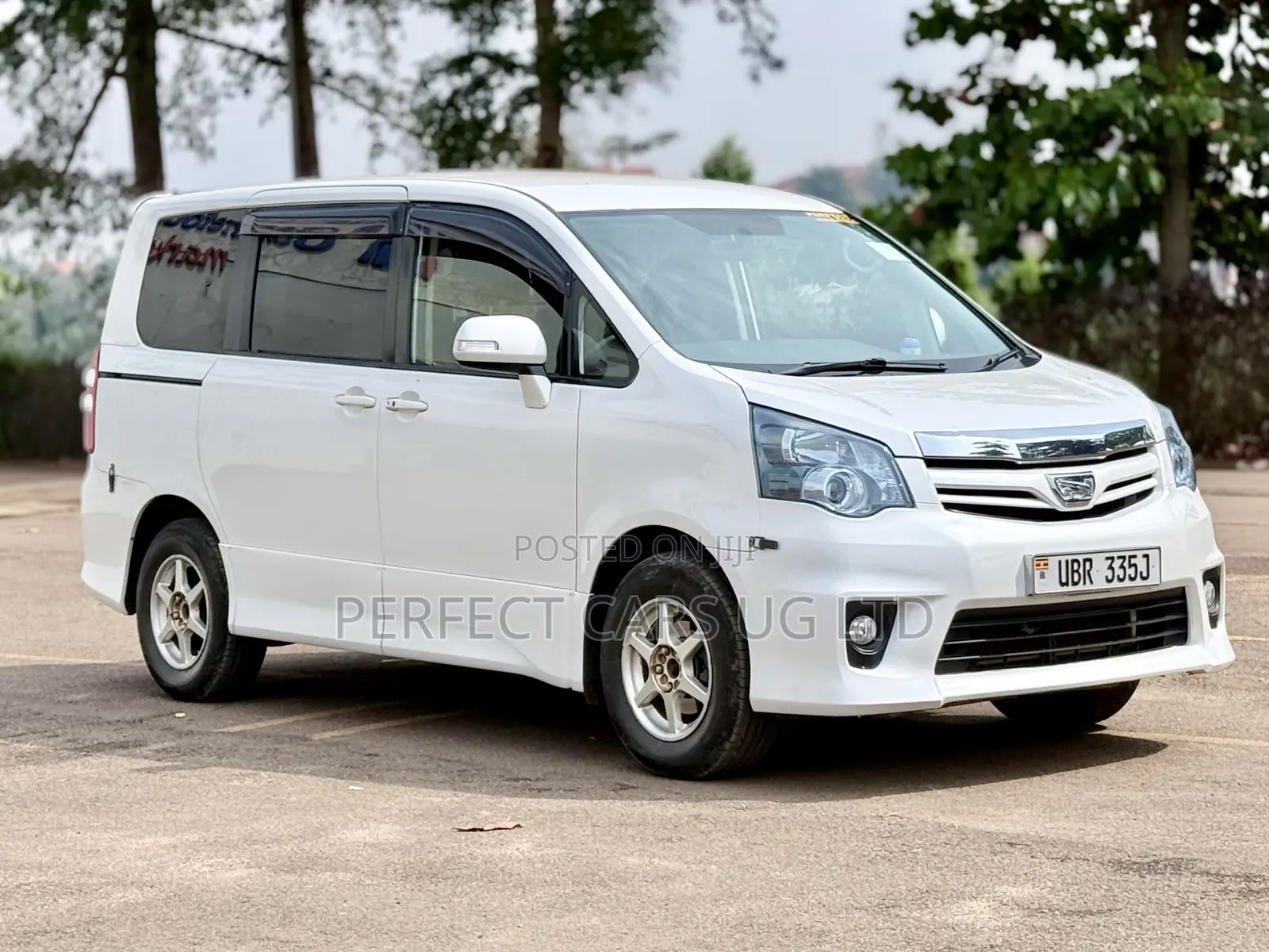 Toyota Noah 2.0 143hp AWD (7 Seater) 2011 Off white