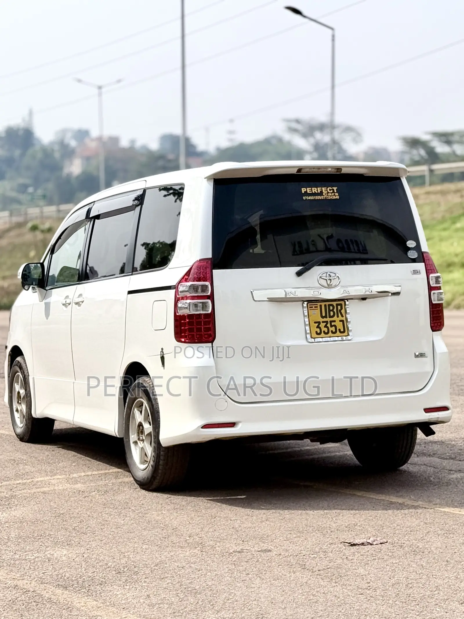 Toyota Noah 2.0 143hp AWD (7 Seater) 2011 Off white