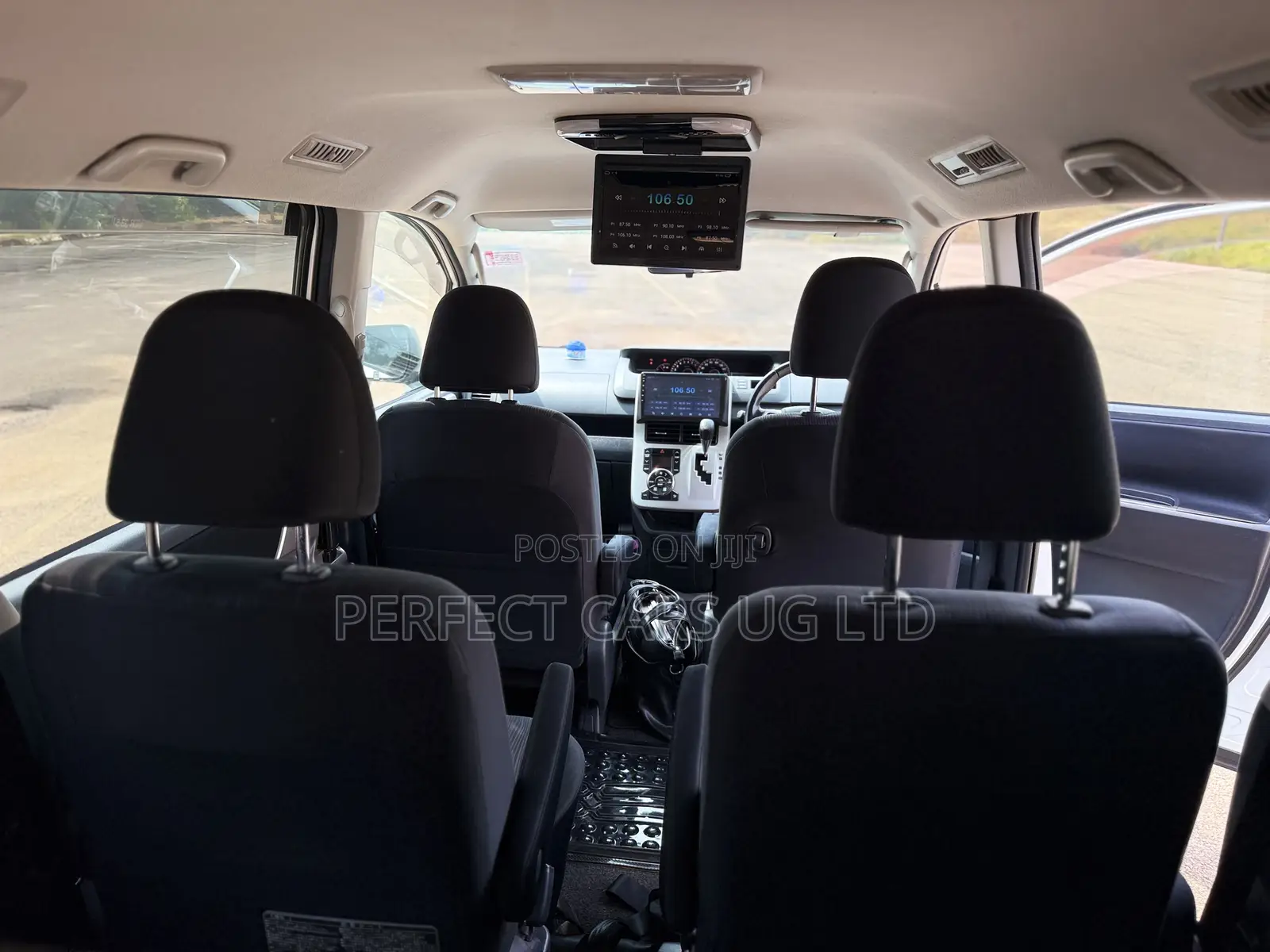 Toyota Noah 2.0 143hp AWD (7 Seater) 2011 Off white