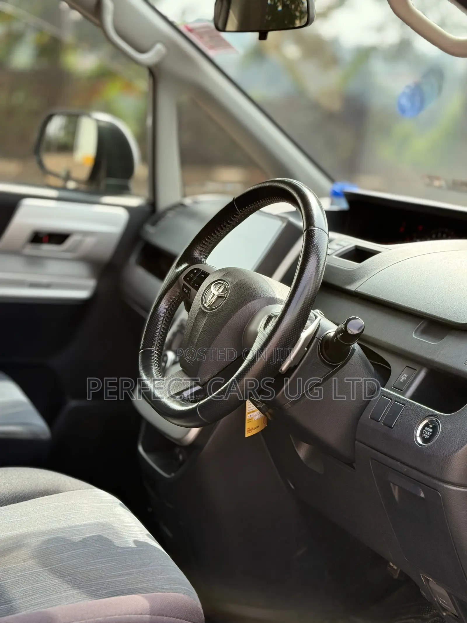 Toyota Noah 2.0 143hp AWD (7 Seater) 2011 Off white