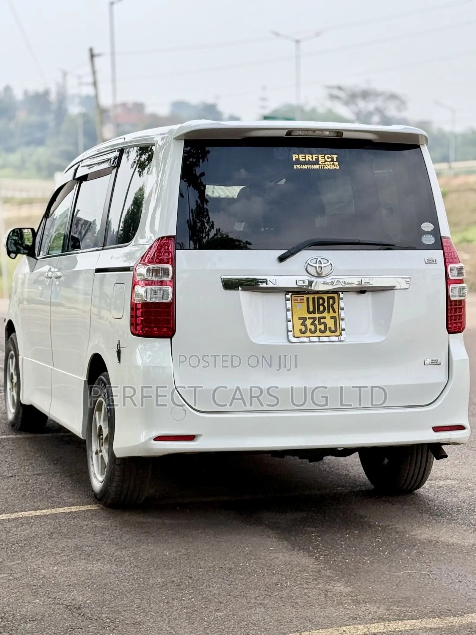 Toyota Noah 2.0 143hp AWD (7 Seater) 2011 Off white