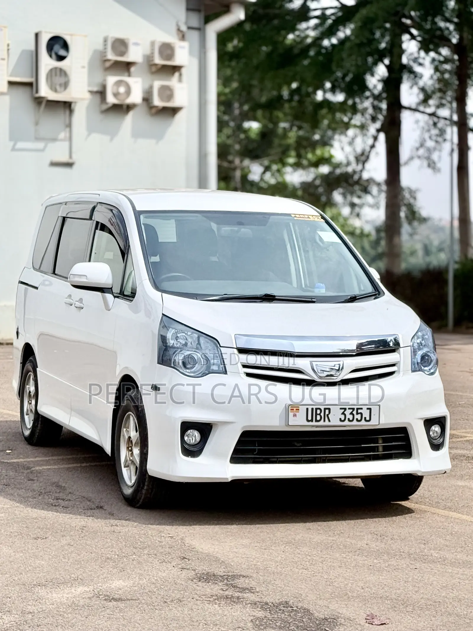 Toyota Noah 2.0 143hp AWD (7 Seater) 2011 Off white